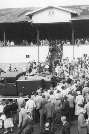 Während der Rennwoche 1952 sorgt eine weggeworfene Zigarette auf der Tribüne für einen Feuerwehreinsatz. Die Bündheimer Kräfte sind vor Ort und haben den Entstehungsbrand schnell im Griff.