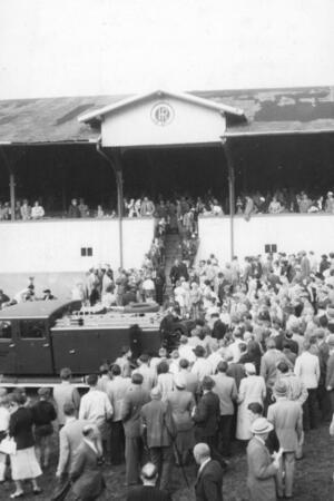 Feuerwehr Bündheim-Schlewecke feiert 150. Geburtstag Während der Rennwoche 1952 sorgt eine weggeworfene Zigarette auf der Tribüne für einen Feuerwehreinsatz. Die Bündheimer Kräfte sind vor Ort und haben den Entstehungsbrand schnell im Griff.