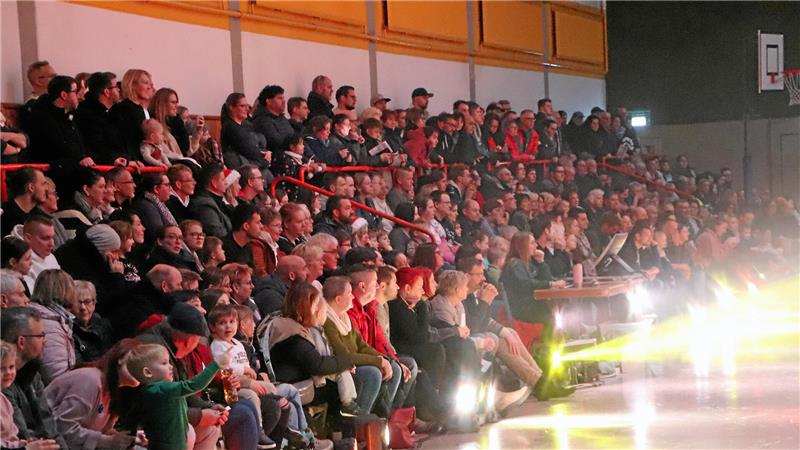 Vollbesetzte Zuschauerränge in einer Sporthalle