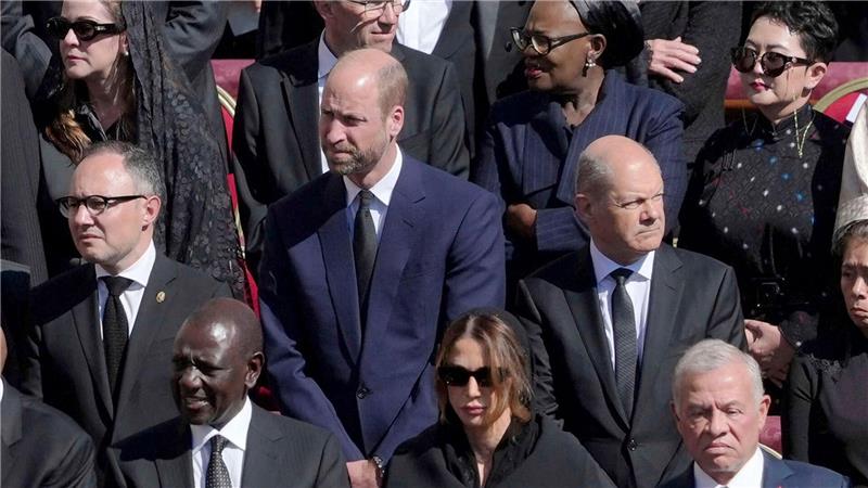 Während der Trauerfeier hatte Scholz einen Platz neben Prinz William. 