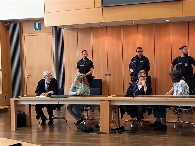 Missbrauchsprozess: Richter spricht von monströsen Taten Während der Urteilsverkündung zeigen die Angeklagten (verpixelt) kaum Emotionen und bleiben scheinbar ruhig. Foto: Neddermeier