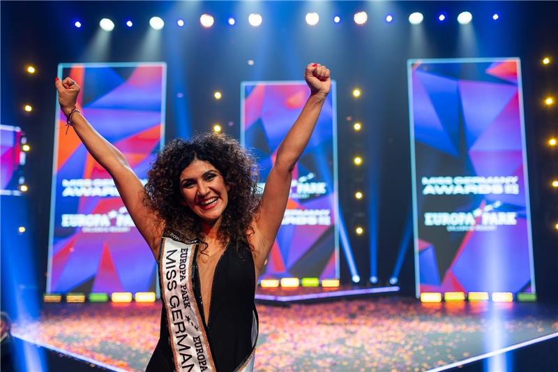 Berliner Architektin ist neue „Miss Germany” Während der Veranstaltung machte Apameh Schönauer, Mutter von zwei Kindern, ihr Engagement für Frauenrechte mit Fokus auf den Iran deutlich.