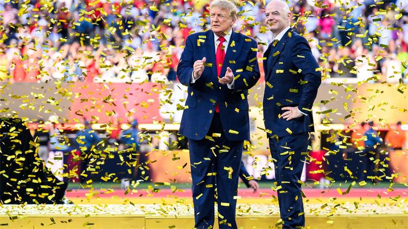 „Schäbiger Deal“: Infantinos Investorenpläne gescheitert Während der WM hatten Donald Trump (l) und Gianni Infantino richtig viel Spaß zusammen. (Archivbild)