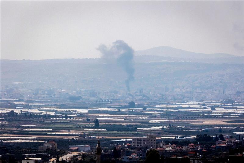 Israel beginnt Militäroffensive im Westjordanland Während der israelischen Militäroperation steigt Rauch über der Stadt Dschenin im Westjordanland auf.