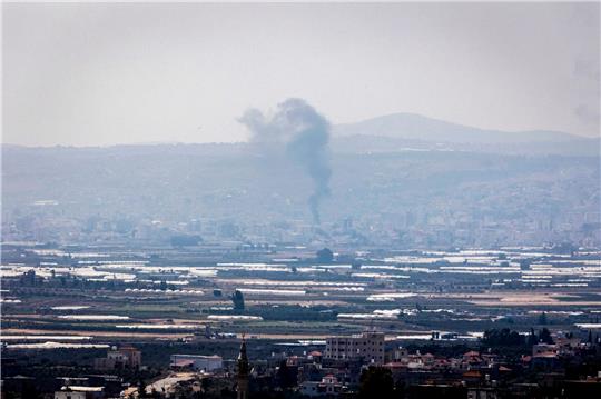 Während der israelischen Militäroperation steigt Rauch über der Stadt Dschenin im Westjordanland auf.