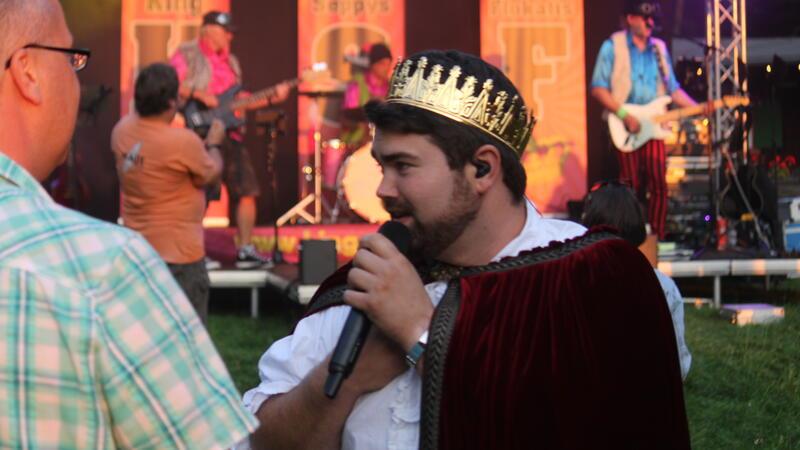 King Seppys Flokatis machen Stimmung am Altenauer Okerteich Während des Auftritts mischt sich King Seppy mehrfach unters Publikum und singt mit den Gästen gemeinsam.