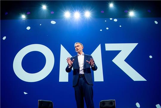 Während des Auftritts von Bundesfinanzminister Christian Lindner auf dem OMR-Festival, hat sich innerhalb kürzester Zeit ein übler Geruch in der Halle verbreitet.