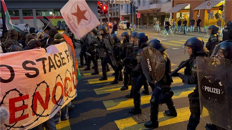 Während des Auftritts von Israel liefen auf der Straße weiter Demonstrationen.