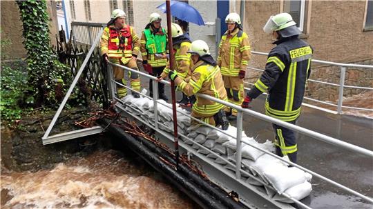 Während des Hochwassers 2017 bewachen zahlreiche Feuerwehrleute die Brücken der Stadt und beobachten von dort den Wasserstand. Ab sofort ist das nicht mehr notwendig – Sensoren und eine Kamera übernehmen diese Aufgabe. Archivfoto: Feuerwehr