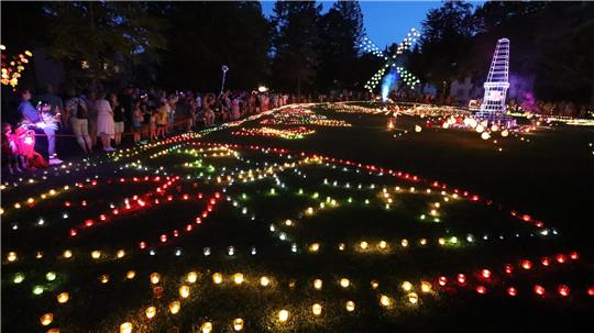 Während des Salz- und Lichterfestes leuchten im Bad Harzburger Stadtpark Tausende Lichter.