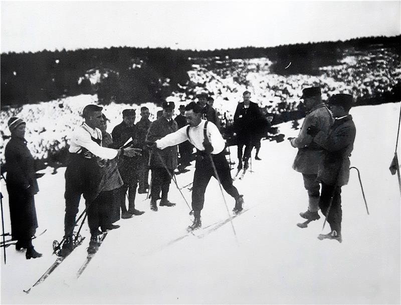 Ski-Club Altenau gilt als einer der ältesten Vereine seiner Art Während des Staffellaufs 1925 wird ein Tuch von Sportler zu Sportler übergeben.