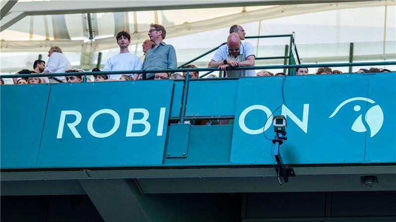 Nach Zwischenfall: Zverev in Halle mühelos im Achtelfinale Während des Zverev-Spiels fiel eine Werbebande auf eine Zuschauerin.