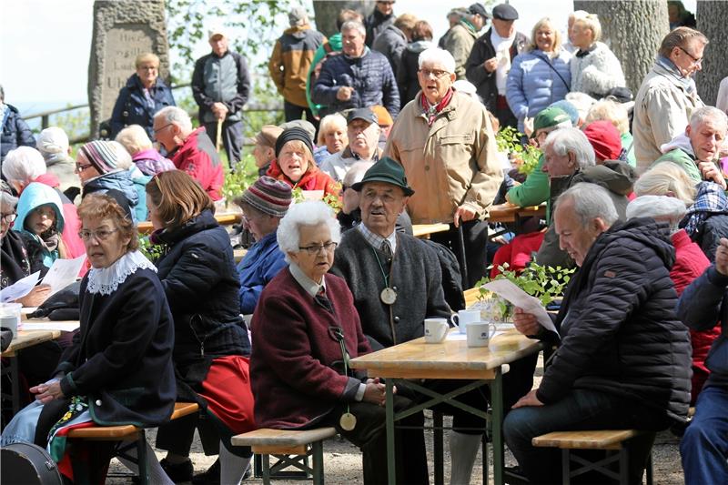 Brauchtum bekommt ein neues Ambiente Während die Besucher dem Musikprogramm folgen, freuen sich Wanderführer Reinhard Vierke, Harzklub-Chef Alfred Heineke und Burgberg-Wirt Dirk Junicke (kl. Bild, v.l.) über die Resonanz.