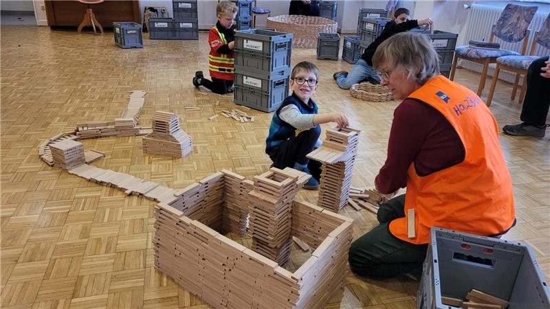 Während die Erwachsenen stöbern, können sich die Kinder in der Holzbauwelt kreativ ausleben.