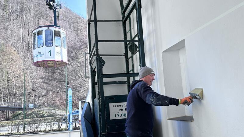 Während die Gondeln den Sicherheitstests unterzogen werden, nutzt das Bergbahnteam die Zeit für Renovierungsarbeiten.