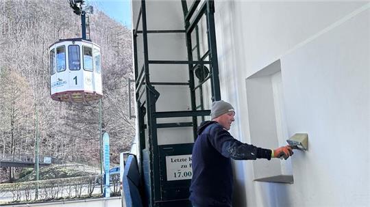 Während die Gondeln den Sicherheitstests unterzogen werden, nutzt das Bergbahnteam die Zeit für Renovierungsarbeiten.