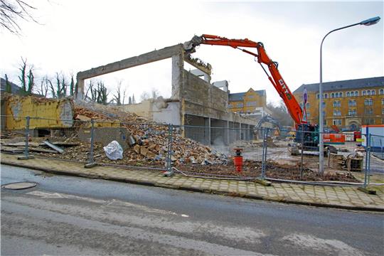 Während die Politik streitet, schreitet im Pfalzquartier der Abriss der Bundesgrenzschutz-Bauten voran. Archivfoto: Epping