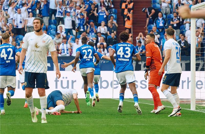 Während die Rostocker enttäuscht sind, drehen die Schalker nach dem 1:0 jubelnd ab.