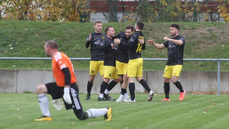 Vier Spieler des SV Rammelsberg bilden eine Traube um Torschütze Patrick Czaja, der gerade das 1:0 erzielt hat.