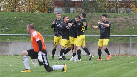 Vier Spieler des SV Rammelsberg bilden eine Traube um Torschütze Patrick Czaja, der gerade das 1:0 erzielt hat.