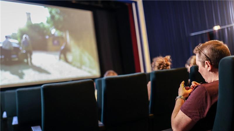 Stricken mit Popcorn - Wie Kinos zum Szene-Treff werden Während ein Film im Mannheimer Atlantis läuft, strickt eine Kinobesucherin.