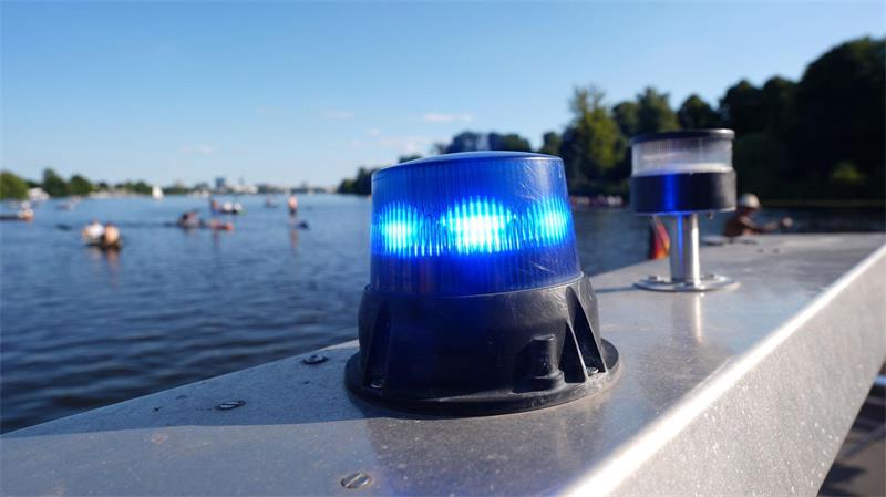 Bier auf dem SUP? Wieviel Alkohol auf der Alster erlaubt ist Während einer Alkoholkontrolle macht ein Blaulicht Bootsfahrer auf einen Einsatz der Wasserschutzpolizei aufmerksam.