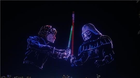 Während einer Drohnenshow in Seoul wird eine Szene aus „Star-Wars“ am Nachthimmel gezeigt. 