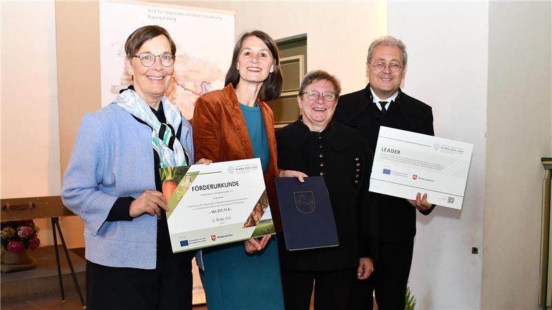 101.377 Euro Förderung: Schroederstollen startet Ausbau der Grubenbahn Während einer Feierstunde nehmen Astrid und Stefan Dützer den Förderbescheid von der Landesbeauftragten Dr. Ulrike Witt (l.) und Landwirtschaftsministerin Miriam Staudte (2.v.l) entgegen.