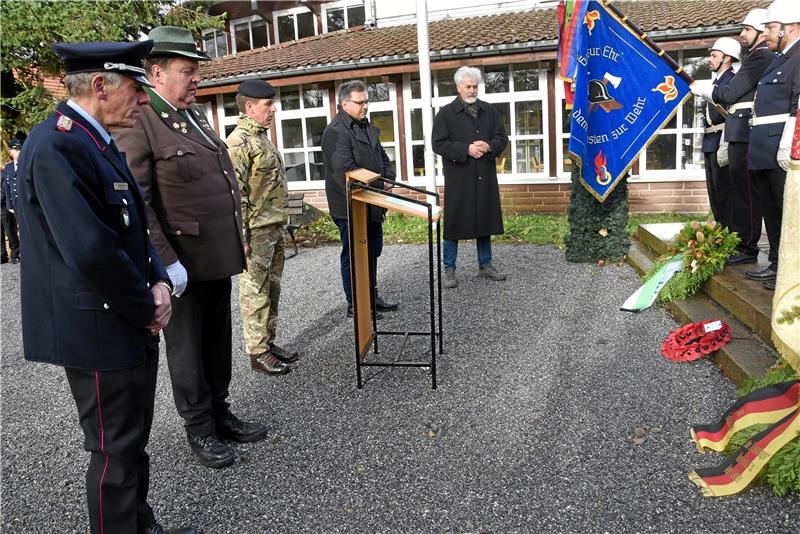 Das waren die Feiern in Bad Harzburg, Braunlage und Oberharz Während einer Gedenkfeier zum Volkstrauertag legen Hans Ervenich und Mathias Schmidt (v.l.) als Vertreter der Vereine, Ortsvorsteher Albert Baumann (5.v.l.) für die Stadtverwaltung sowie Bürgermeister Wolfgang Langer gemeinsam mit einem Vertreter der British Royal Army Kränze nieder. Neben dem Bürgermeister spricht auch Pastorin Kirstin Müller zum Gedenken. Foto: Breutel