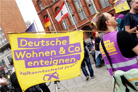 Während einer Kundgebung vor dem Roten Rathaus in Berlinnach der Vorstellung des Abschlussberichts der Expertenkommission «Vergesellschaftung großer Wohnungsunternehmen».