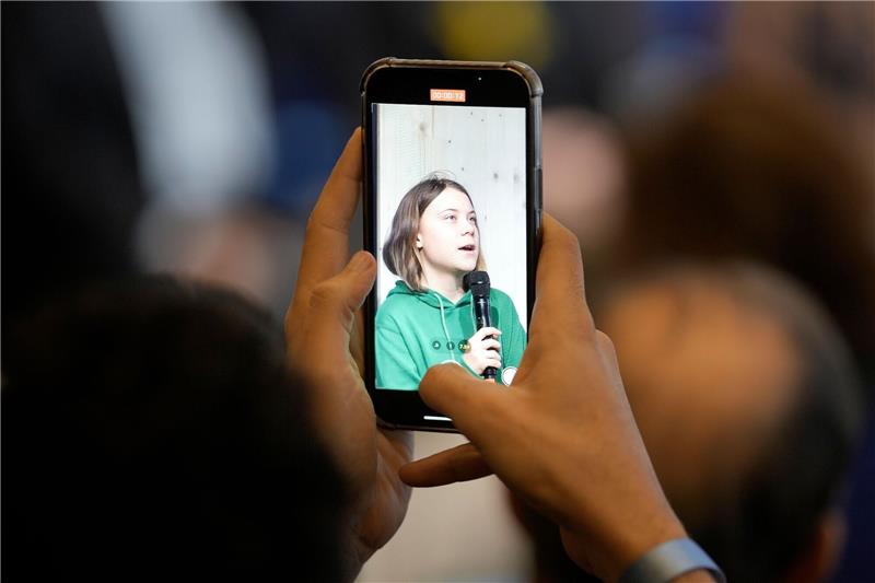 Klimaaktivistinnen in Davos: Hier sitzen die Schuldigen Während einer Pressekonferenz ist Greta Thunberg, Klimaaktivistin aus Schweden, auf dem Display eines Mobiltelefons zu sehen.