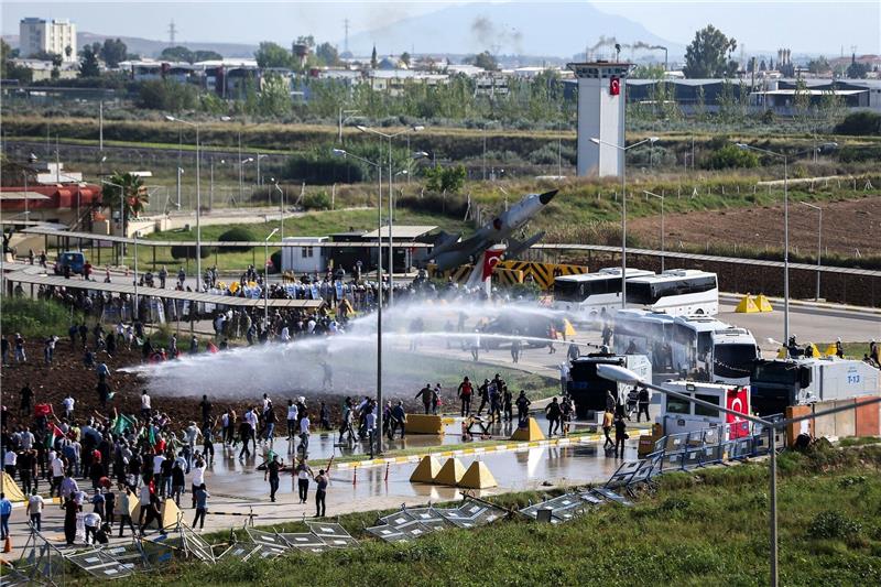 Polizei geht gegen Anti-Israel-Demo in Türkei vor Während einer Pro-Palästina-Demonstration vor dem amerikanisch-türkischen Luftwaffenstützpunkt Incirlik kam es zu Ausschreitungen.