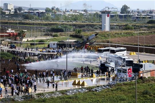 Während einer Pro-Palästina-Demonstration vor dem amerikanisch-türkischen Luftwaffenstützpunkt Incirlik kam es zu Ausschreitungen.