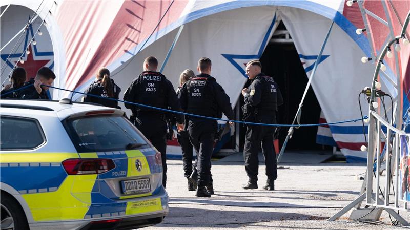 Während einer Vorstellung stürzt eine Zirkusartistin vor den Augen vieler Kinder zu Tode.