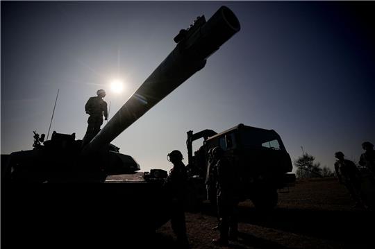 Während einer französisch-amerikanischen Militärübung im rumänischen Capu Midia steht ein französischer Soldat auf einem Kampfpanzer des Typs «Leclerc».