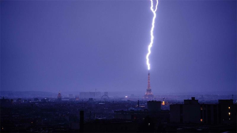 Während eines Gewitters schlägt ein Blitz in den Eiffelturm ein.