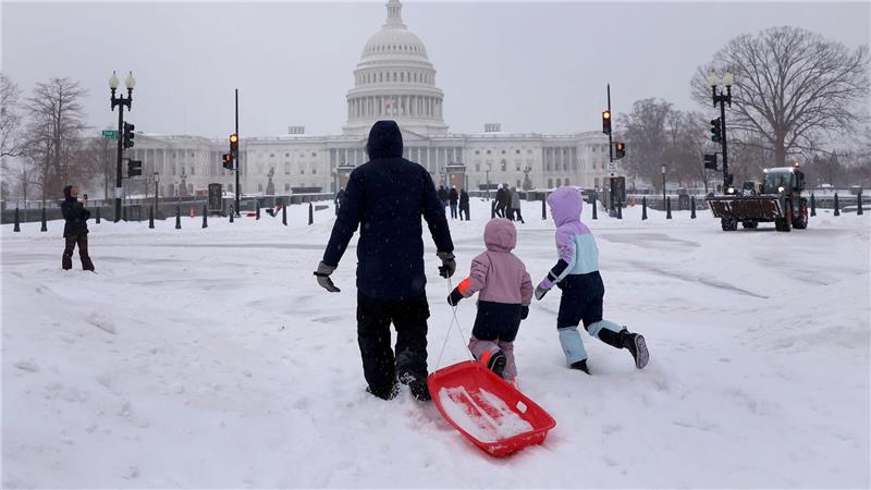 Während eines Wintersturms gehen Einwohner auf dem Capitol Hill Schlitten fahren.