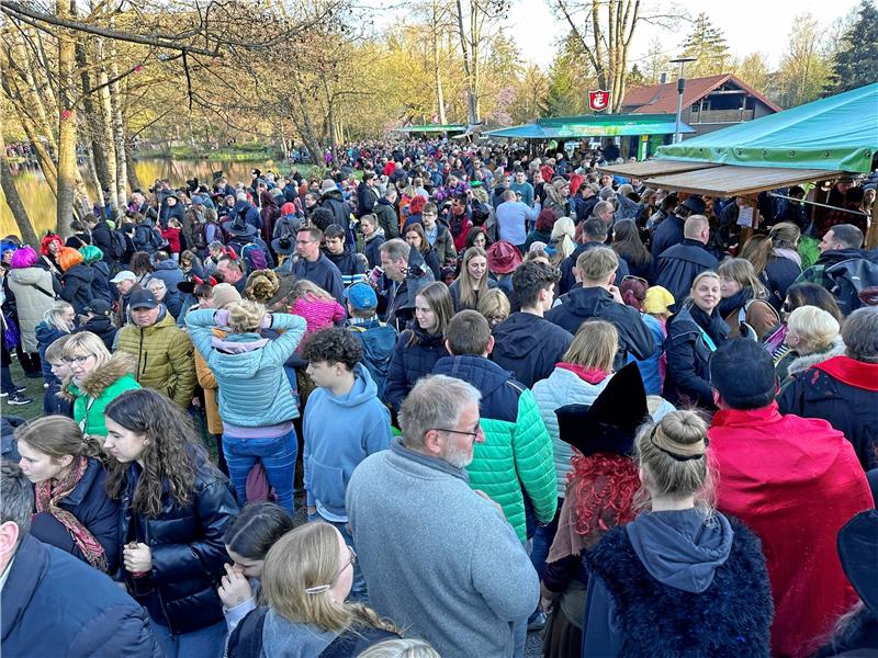 Walpurgis in Braunlage bricht alle Rekorde Während es am Braunlager Kurparkteich richtig eng wird, geht es in St. Andreasberg ruhiger, aber nicht weniger dämonisch zu. Da spielen nämlich sogar Teufel Trompete. Fotos: Schlegel (6)/Jung/Breutel