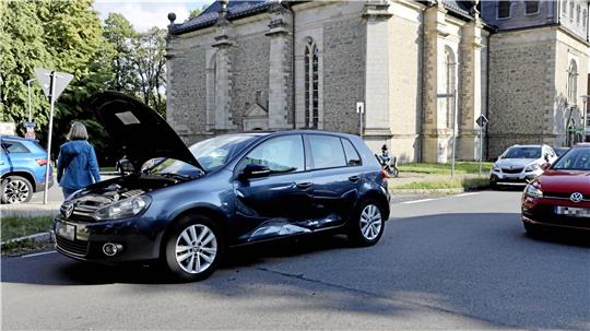 Während gegenüber der Salvatoris-Kirche der Bauernmarkt in vollem Gang ist, stoßen auf der anderen Seite zwei Autos zusammen. Ein 32-Jähriger wird leicht verletzt. Foto: Neuendorf