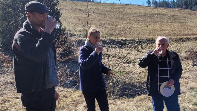 Während ihrer Begrüßung stößt Katharina Meyer-Schulz mit Udo Künstel (r.) und Alexander Frese an. Getrunken wird ein waschechtes Harzer Wasser.