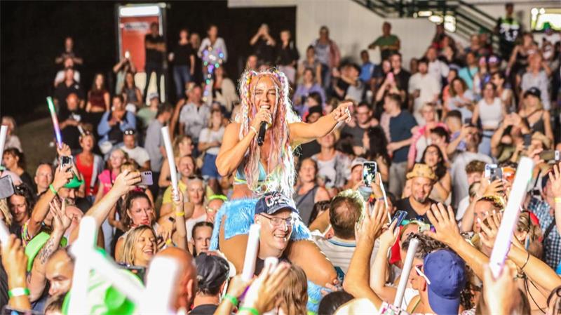 Während ihres Auftritts tourt Loona auf den Schultern eines Fans durch die Menge.