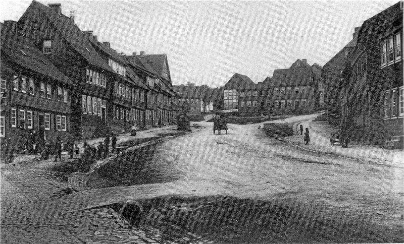 Während im Jahr 1910 am Rollplatz noch Kutschen unterwegs sind ...