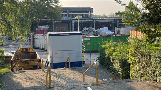 Während im neuen Zentrum nicht gefeiert werden darf, wird vorn am alten Domizil schon geknabbert. Der Abriss der Goldenen Aue schreitet voran.