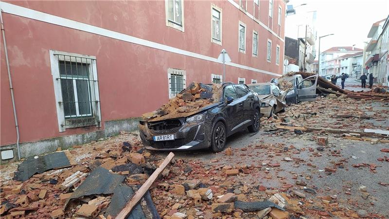 Während in Portugal die Aufräumarbeiten nach den Verwüstungen durch den Sturm „Kristin“ noch in vollem Gange sind, bringen neue Sturmtiefs Wind und viel Regen. 