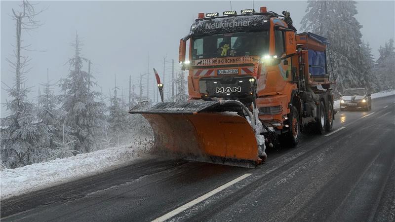 Das Foto zeigt einen Schneepflug.