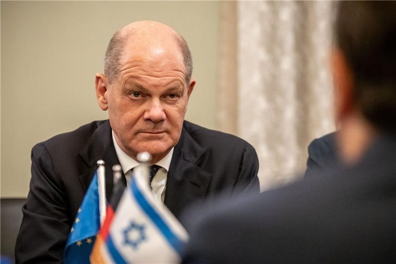 Raketenalarm in Tel Aviv: Kanzler muss in Schutzraum Während seines Besuchs in Tel Aviv musste Bundeskanzler Olaf Scholz (SPD) wegen eines Raketenalarms in einen Schutzraum.