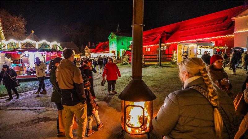 Bad Harzburg: So gewaltig ist der diesjährige Adventsmarkt im Gestüt Menschen wärmen sich am Feuer.