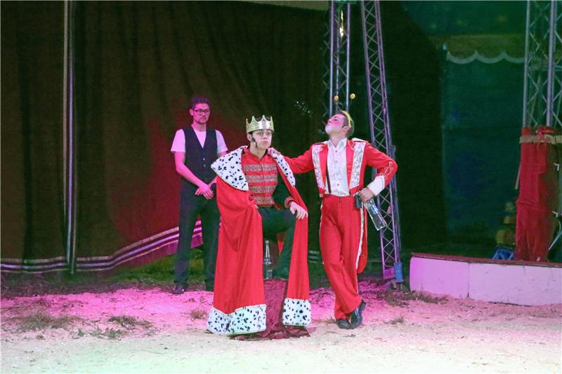 Während über den Schützenplatz in Clausthal der Sturm tobt, treiben die Clowns Francesco und Mario im Zirkuszelt unbeirrt ihren Schabernack.  Fotos: Neuendorf