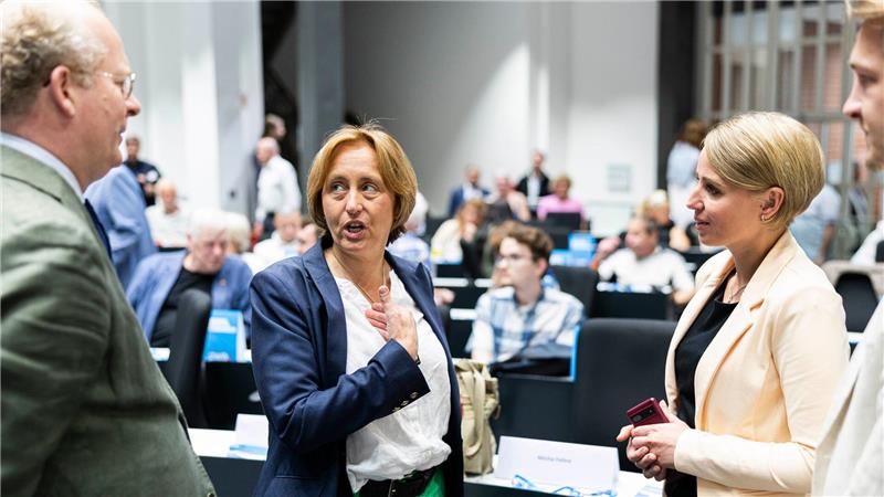 Zwischen Verfahren und Followern: Wer ist Vanessa Behrendt? Während von Storch (M) und Behrendt im Landtag über Kinderschutz sprachen, demonstrierten draußen mehrere Hundert Menschen. (Archivbild)