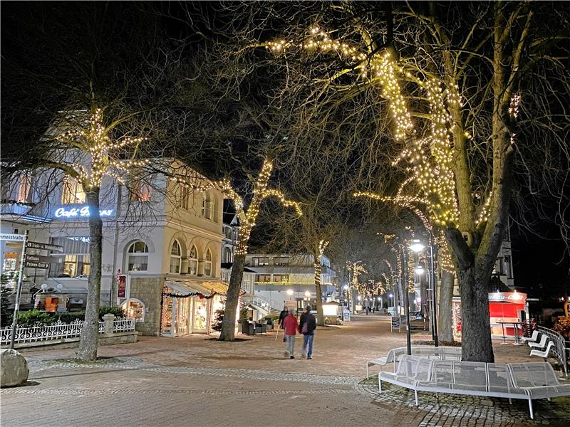 Bad Harzburger Wirtschaft verteilt 74 Preise Währenddessen funkelt draußen vor der Tür der Sternenhimmel, für dessen Erneuerung beziehungsweise Erhalt der Erlös bestimmt ist. Fotos: Schlegel